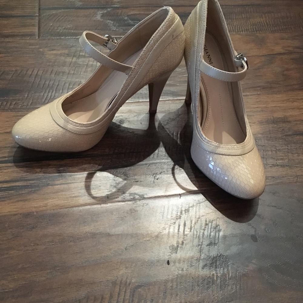 Gianni Bini Nude Heels